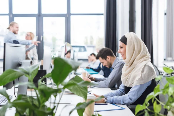 Donna d'affari sorridente che lavora al computer — Foto stock