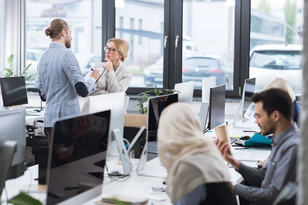 Collaboratori d'affari che discutono di lavoro — Foto stock