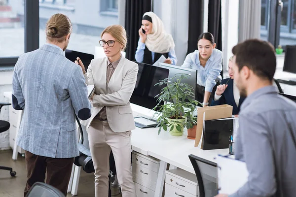 Gruppo multietnico di imprenditori — Foto stock
