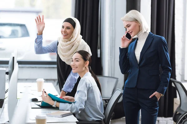 Multikulturelle Geschäftsfrauen am Arbeitsplatz im Büro — Stockfoto