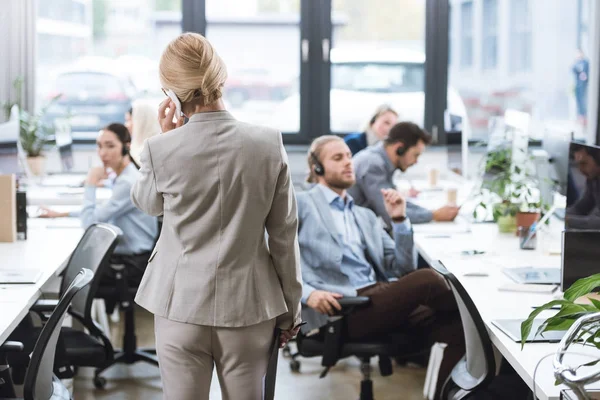 Mujer de negocios hablando en smartphone - foto de stock