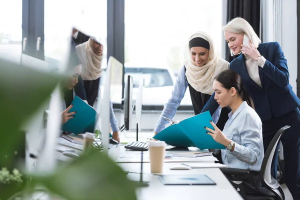 Mulheres empresárias multiculturais no local de trabalho no escritório — Fotografia de Stock