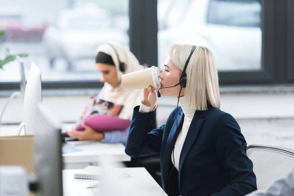 Donna d'affari che beve caffè — Foto stock