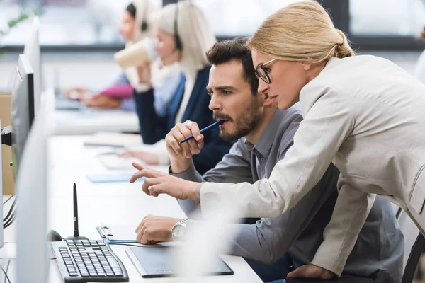 Mujer de negocios ayudando colega - foto de stock