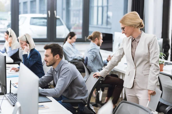 Les hommes d'affaires travaillant dans le bureau — Photo de stock