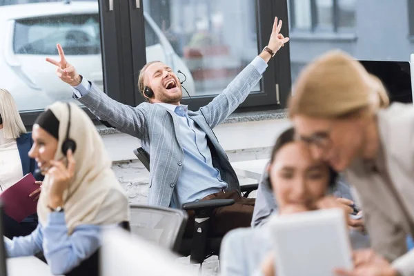 Homme d'affaires heureux sur le lieu de travail — Photo de stock