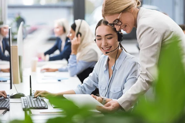 Sonrientes empresarias multiculturales - foto de stock