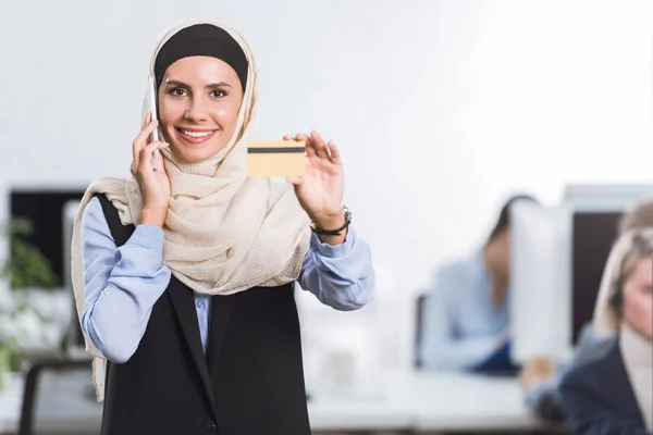 Businesswoman with credit card in hand — Stock Photo