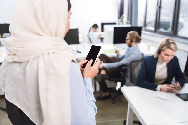 Businesswoman using smartphone — Stock Photo