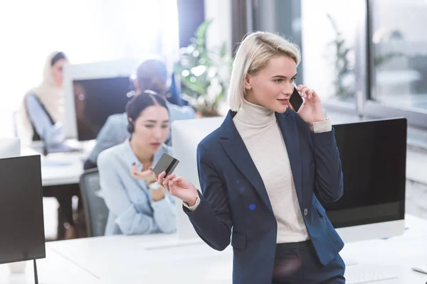 Mujer de negocios hablando en smartphone - foto de stock