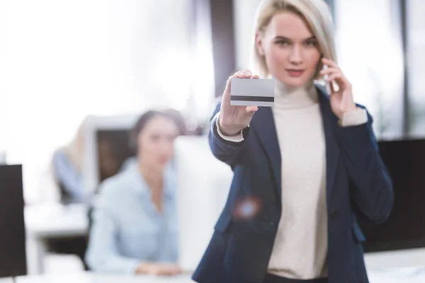 Femme d'affaires avec carte de crédit en main — Photo de stock