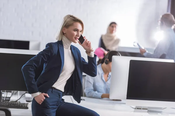 Donna d'affari che parla su smartphone — Foto stock