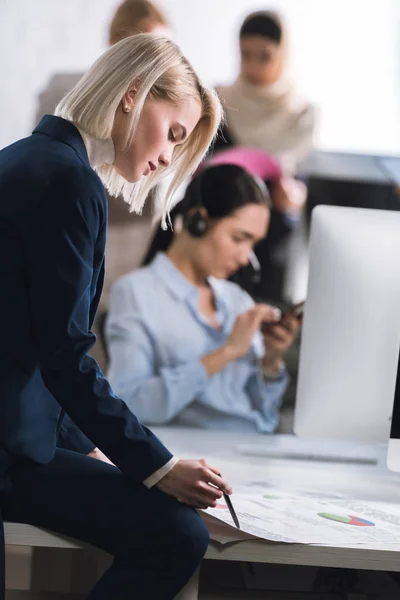 Femme d'affaires faisant de la paperasse — Photo de stock