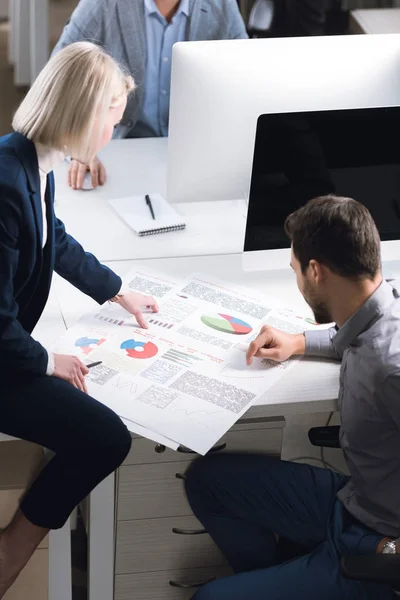 Compañeros de negocios discutiendo nuevo proyecto - foto de stock