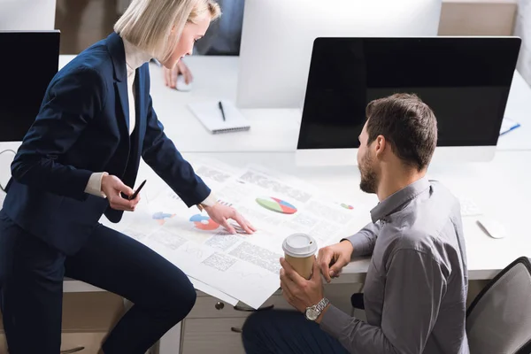 Compañeros de negocios discutiendo nuevo proyecto - foto de stock