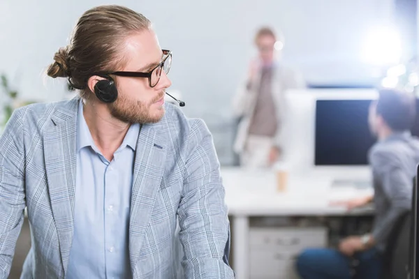 Operador de call center no escritório — Fotografia de Stock