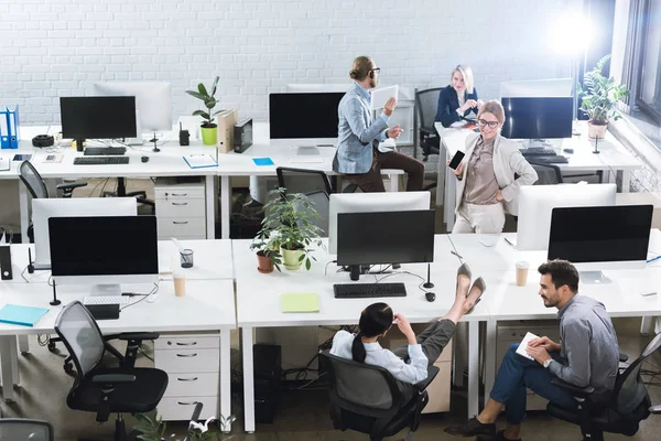 Compañeros de negocios trabajando en oficina - foto de stock