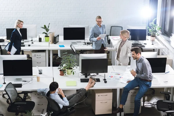 Business colleagues working in office — Stock Photo