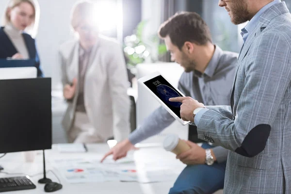 Homme d'affaires avec tablette numérique — Photo de stock