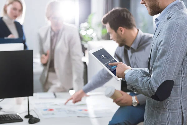 Homme d'affaires avec tablette numérique — Photo de stock