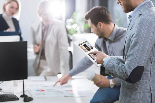 Empresario usando tableta en la oficina - foto de stock