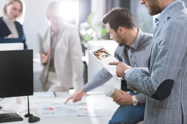 Бізнесмен використовує планшет в офісі — стокове фото