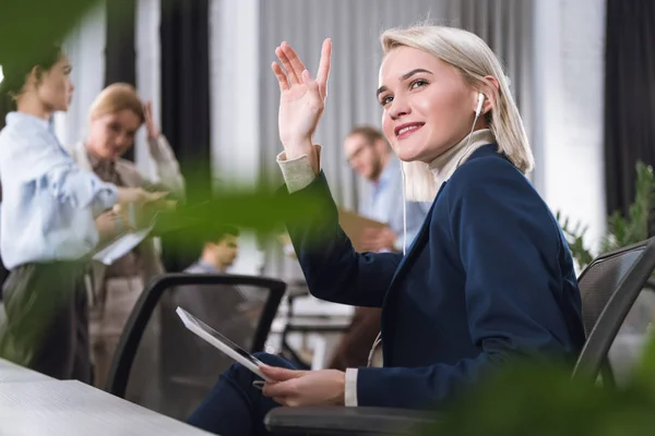 Femme d'affaires dans les écouteurs avec tablette — Photo de stock