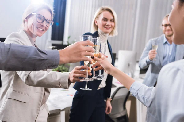 Colegas de negocios con copas de champán - foto de stock