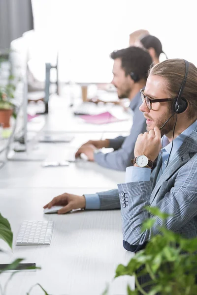 Opérateur de centre d'appels dans casque dans le bureau — Photo de stock