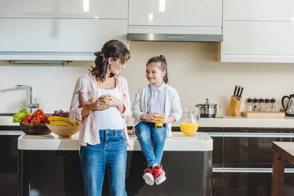 Madre e hija con jugo - foto de stock