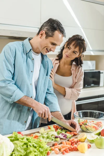 Paar macht Salat — Stockfoto