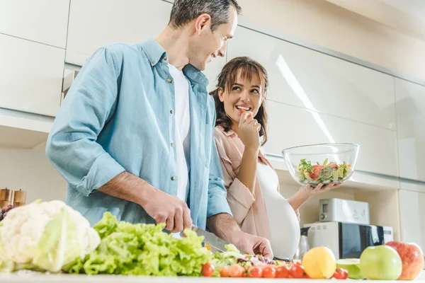 Couple faisant de la salade — Photo de stock