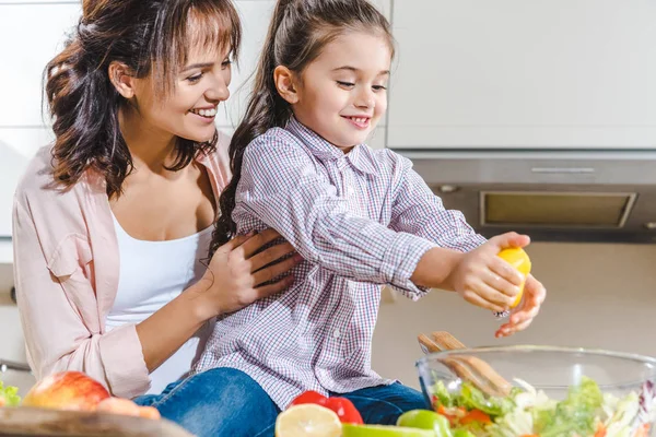 Mãe com filha fazendo salada — Fotografia de Stock