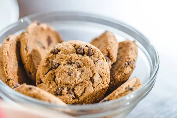Cookies with chocolate in bowl — Stock Photo