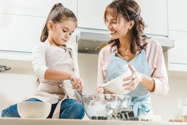 Мати з дочкою робить тісто — Stock Photo