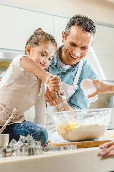 Kind mixt mit Vater Teig — Stockfoto