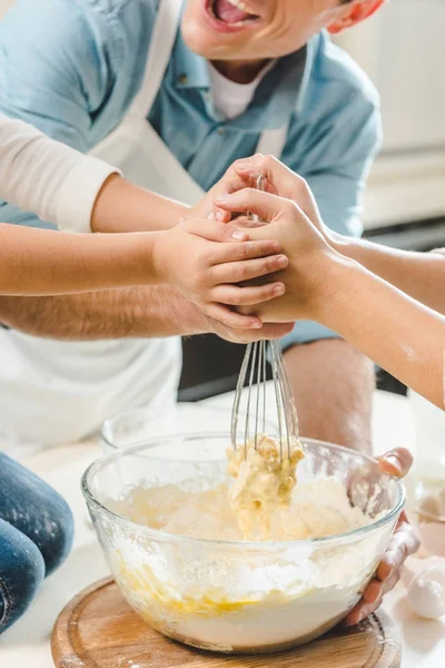 Familienhände mischen Teig — Stockfoto