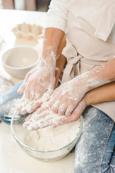 Mère et fille mains avec de la farine — Photo de stock
