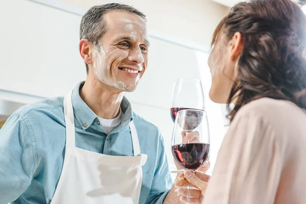 Couple dans la farine avec du vin — Photo de stock