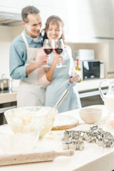 Coppia con vino in cucina — Foto stock