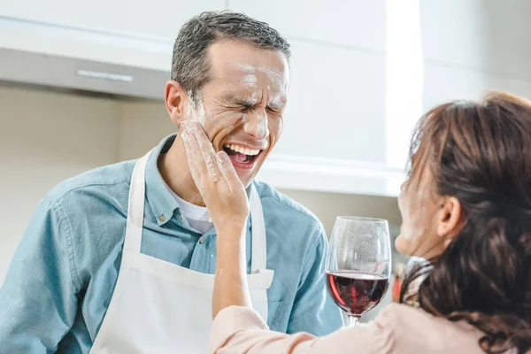 Couple dans la farine avec du vin — Photo de stock