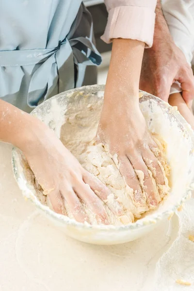 Mains féminines pétrissant la pâte — Photo de stock