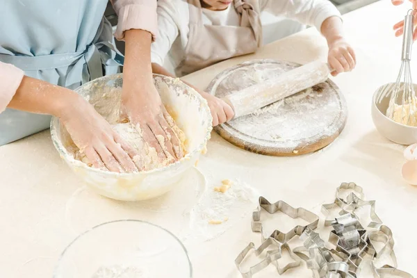 Manos femeninas haciendo masa - foto de stock