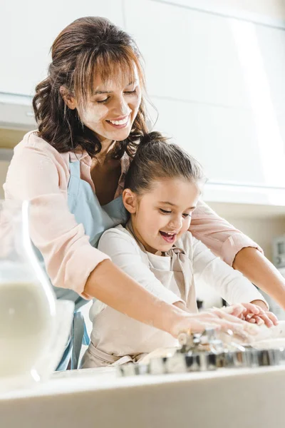 Mère avec fille pétrissant la pâte — Photo de stock