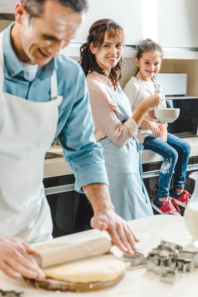 Heureuse famille caucasienne dans la farine faisant la pâte à la cuisine — Photo de stock