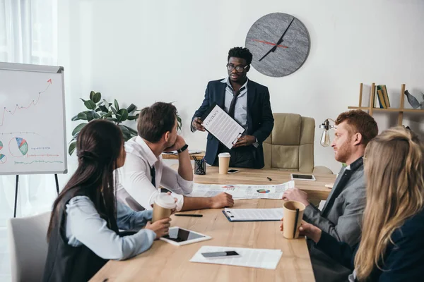 Zombie disordinato come uomini d'affari che hanno conversazione in ufficio — Foto stock