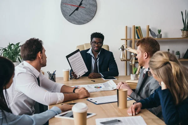 Grupo multiétnico de empresarios conversando en la oficina - foto de stock