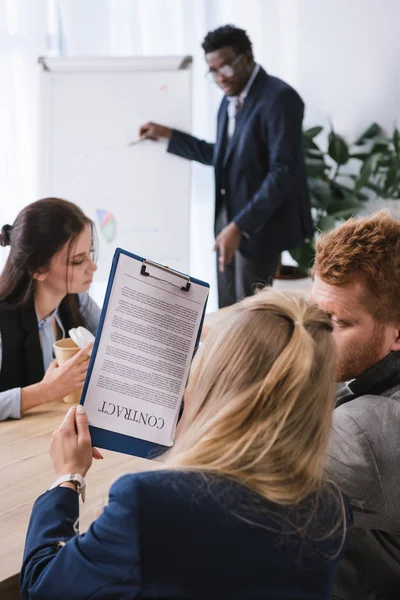 Gruppo di uomini d'affari che conversano nella sala conferenze dell'ufficio — Foto stock