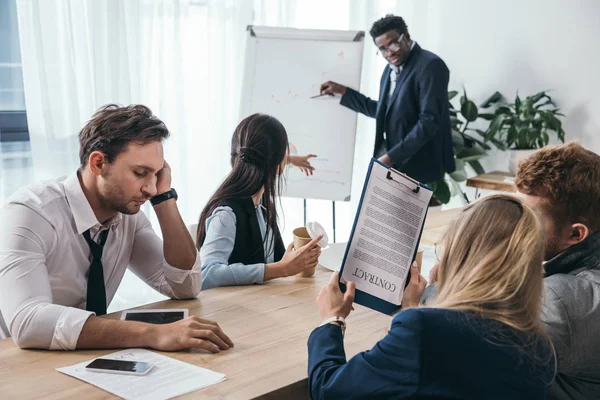 Uomini d'affari oberati di lavoro avendo conversazione in ufficio — Foto stock