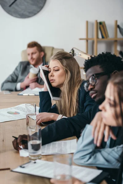 Zombie épuisé comme les gens d'affaires assis dans la salle de conférence — Photo de stock